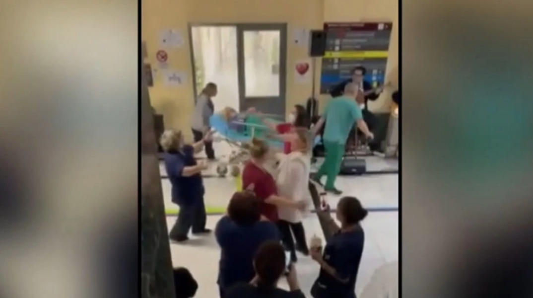 Στιγμιότυπο από βίντεο στο οποίο καταγράφηκε το χριστουγεννιάτικο πάρτι στον Ερυθρό Σταυρό