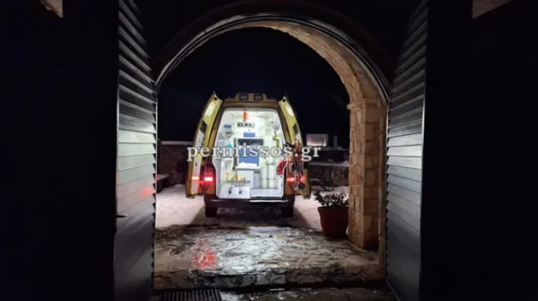 Ασθενοφόρο στο μοναστήρι όπου βρέθηκαν νεκρές οι δύο μοναχές στη Βοιωτία