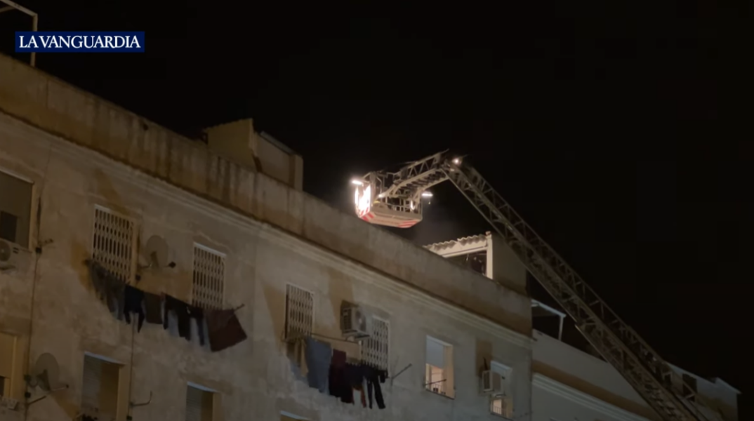 Έρευνες από την οροφή μετά την κατάρρευση του εσωτερικού πενταώροφης πολυκατοικίας