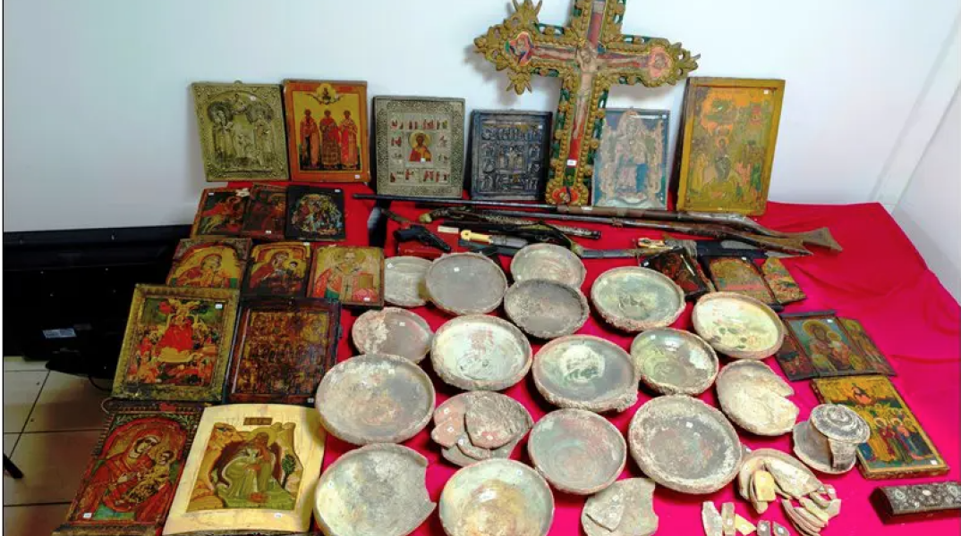 Αρχαία αντικείμενα, εικόνες και όπλα κατάσχεσαν οι αρχές από το σπίτι 70χρονης στη Θεσσαλονίκη