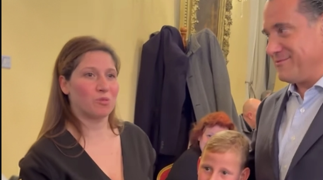 Μητέρα με τον γιο της και τον υπουργό Υγείας Άδωνι Γεωργιάδη