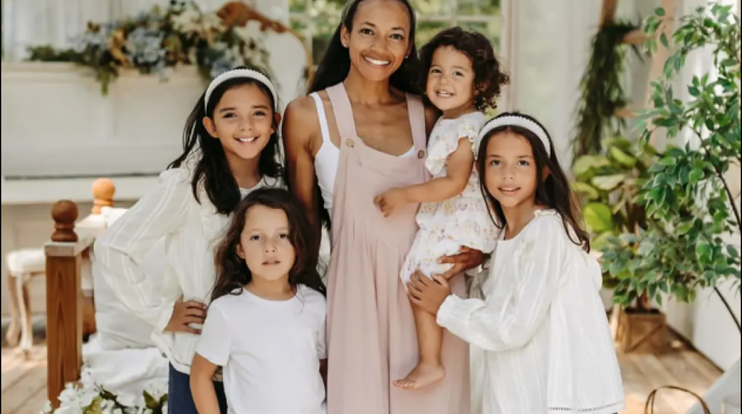 Η μητέρα με τα τέσσερα παιδιά της