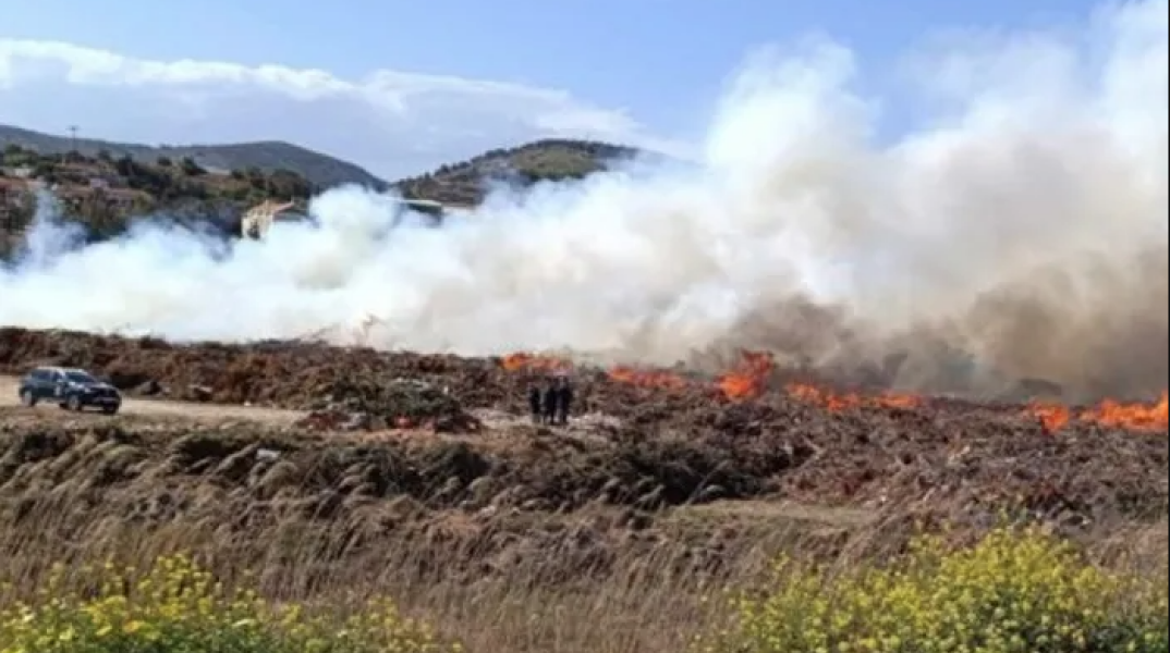 Εικόνα από τη φωτιά που ξέσπασε σε υπαίθριο χώρο στο Λαύριο
