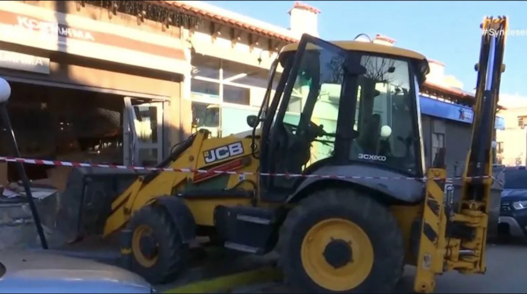 Μπουλντόζα στην είσοδο κοσμηματοπωλείου στο Καπανδρίτι