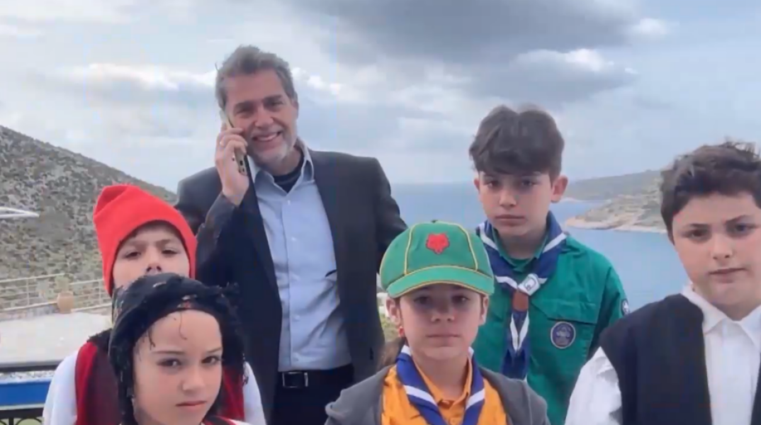 Μαθητές από σχολείο της Βούλας παρέλασαν στο Αγαθονήσι