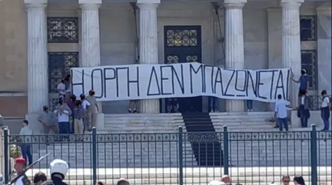 Τέμπη: Πανό του Ρουβίκωνα σε Βουλή - Προεδρικό Μέγαρο