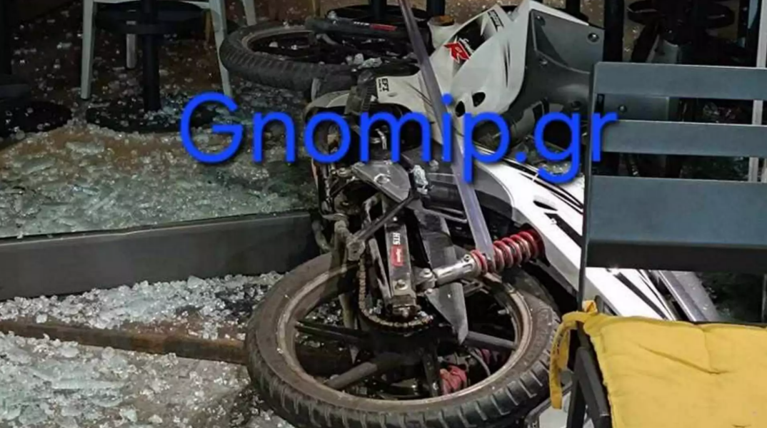 Η μηχανή στην κατεστραμμένη τζαμαρία