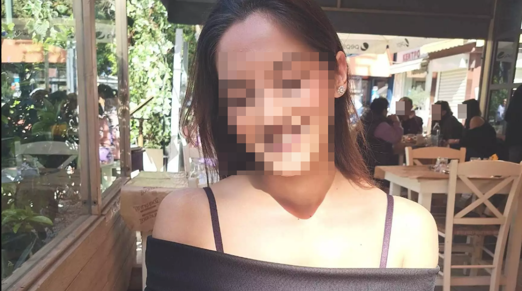 Το θύμα της γυναικοκτονίας έξω από το Αστυνομικό Τμήμα στους Αγίους Αναργύρους