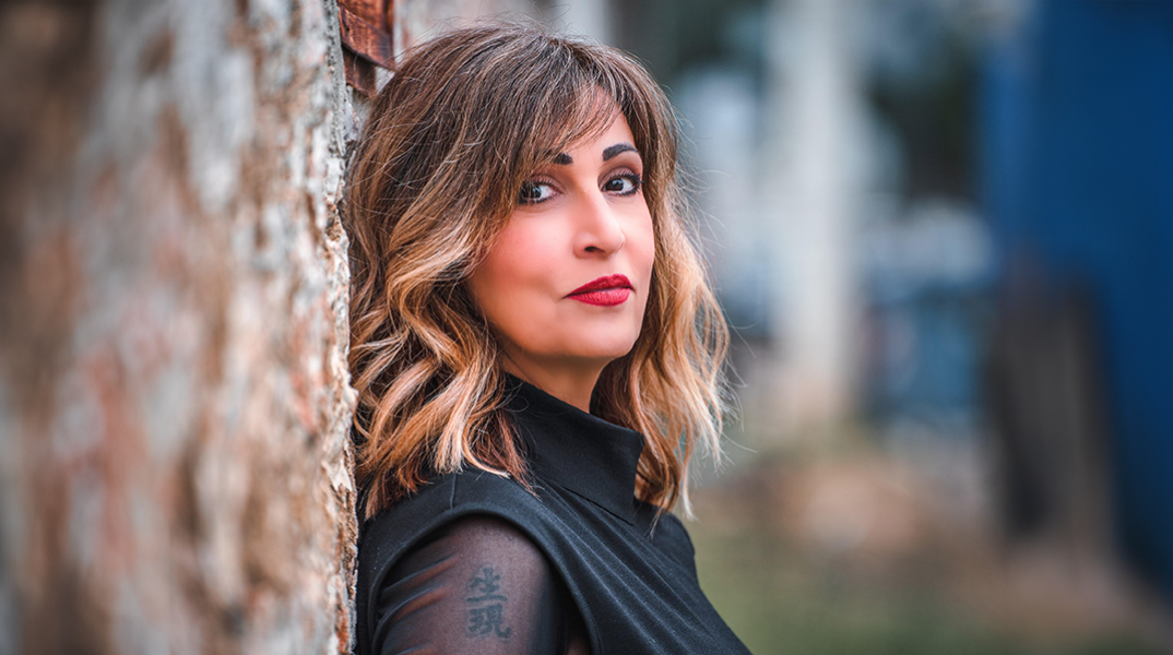 Η τραγουδίστρια και μουσικός Ελένη Πέτα απαντά σε 32 ερωτήσεις για τη ζωή στην Αθήνα.