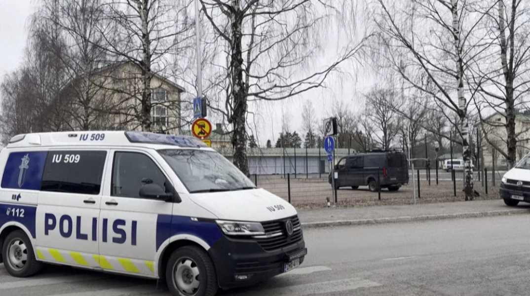 Περιπολικό έξω από το σχολείο όπου έγινε το περιστατικό με τους πυροβολισμούς στη Φινλανδία