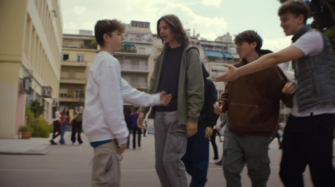 Στιγμιότυπο από το σποτ για το bullying στα σχολεία όπου παιδιά κινούνται απειλητικά προς το μέρος συμμαθητή τους