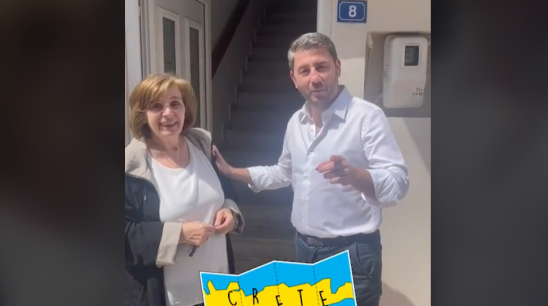 Ο Νίκος Ανδρουλάκης με τη μητέρα του, Πόπη