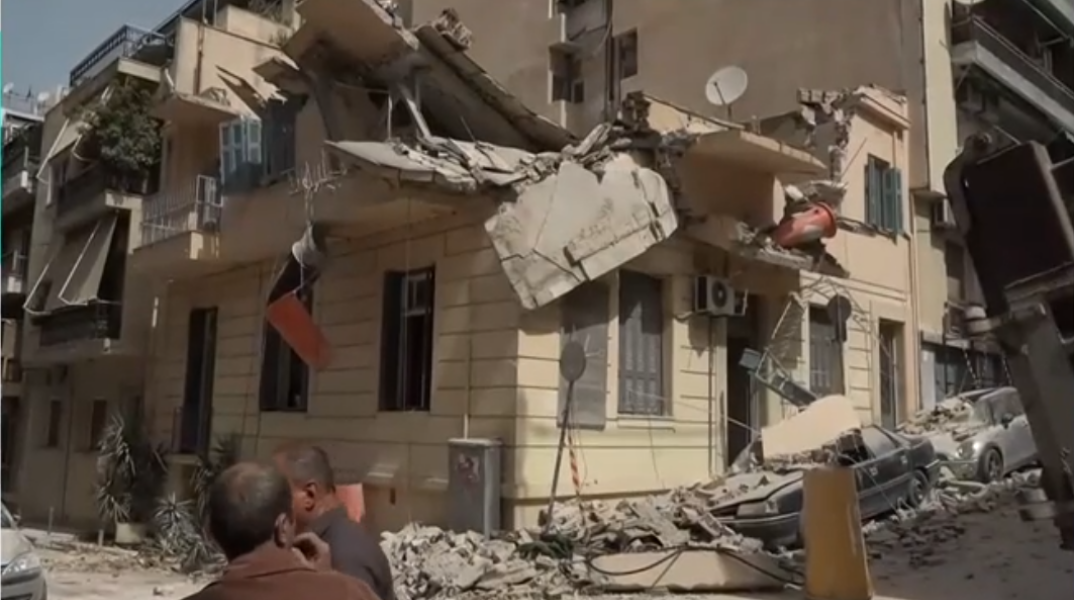 Εικόνα από την κατάρρευση μέρους κτηρίου στο Πασαλιμάνι