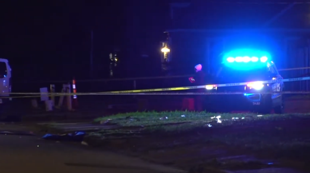 Η αστυνομία έχει αποκλείσει το σημείο όπου έπεσαν πυροβολισμοί με συνέπεια δύο άτομα να χάσουν τη ζωή τους και έξι να τραυματιστούν