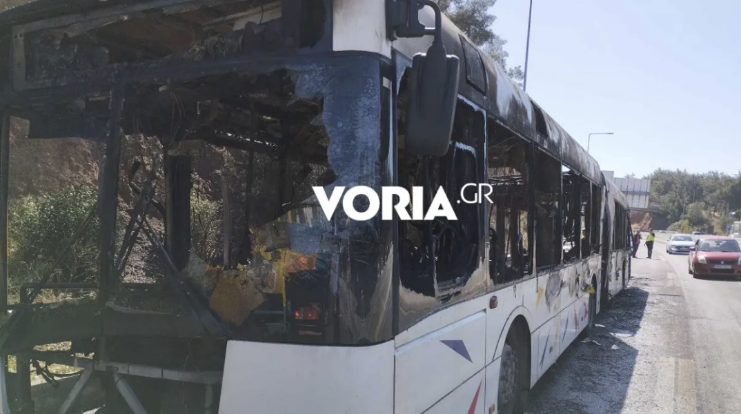 Καταστροφές μετά από φωτιά σε αστικό λεωφορείο στη Θεσσαλονίκη