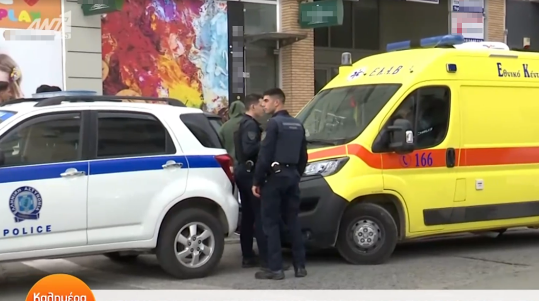 Το σημείο όπου βρίσκεται νεκρή η γυναίκα σε πεζοδρόμιο στο Μενίδι