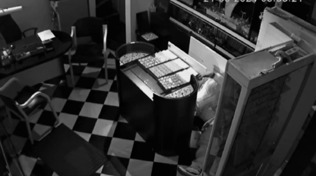 Άτομο μέσα σε κοσμηματοπωλείο - Καταγραφή από κάμερα ασφαλείας