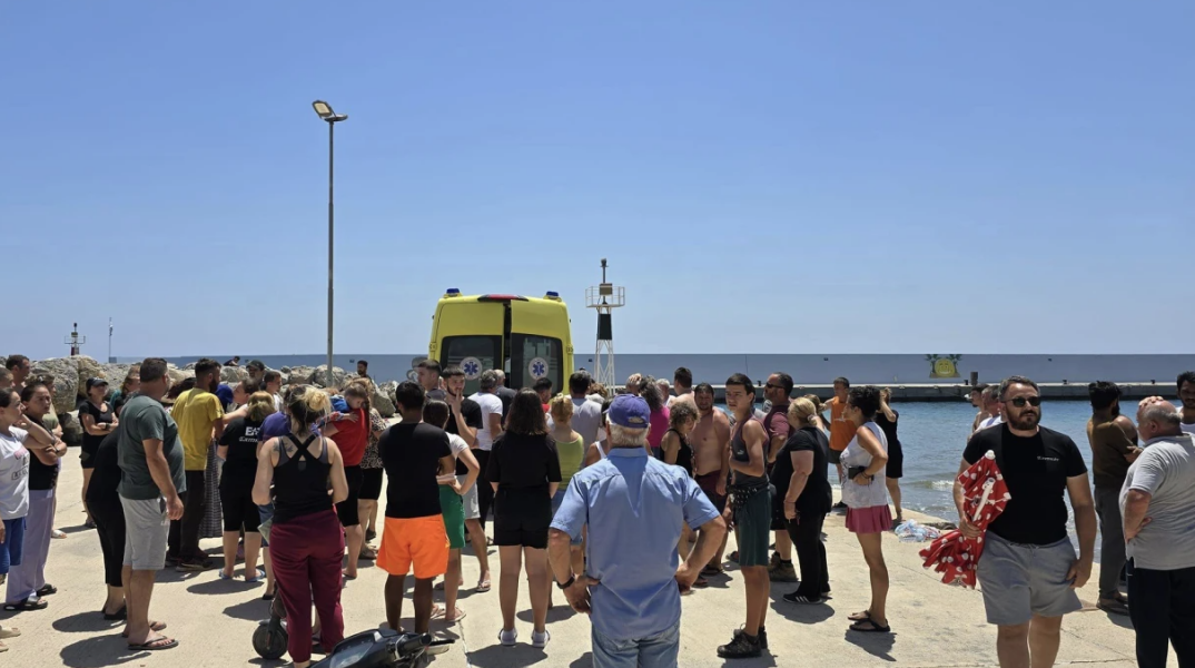 Ασθενοφόρο σε παραλία