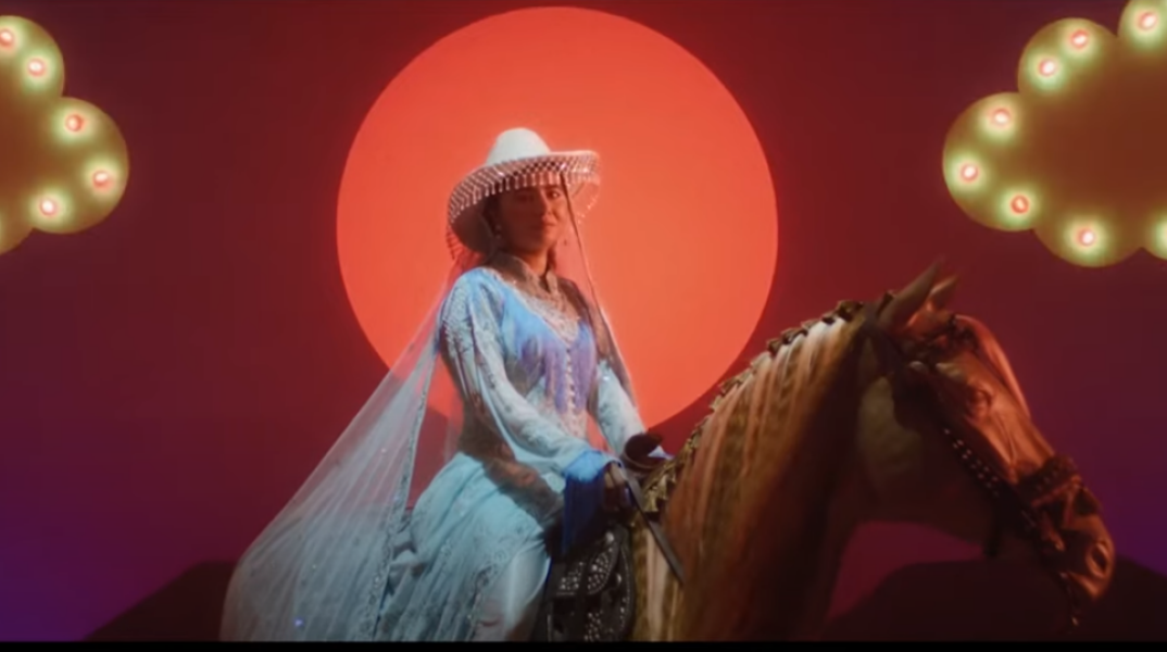 Η Μαλάλα Γιουσαφζάι πάνω σε ένα ψεύτικο άλογο 