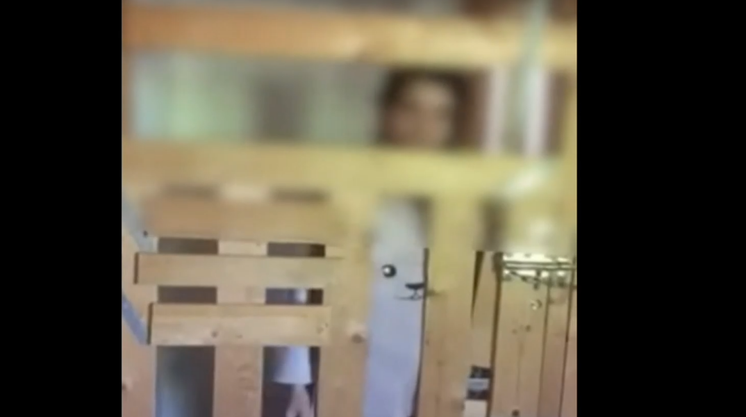 Η 29χρονη Μαριάννα ζει σε ξύλινο κλουβί