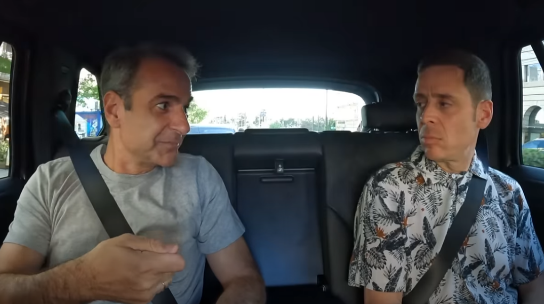 Κυριάκος Μητσοτάκης και Γιάννης Σαρακατσαάνης στα πίσω καθίσματα αυτοκινήτου