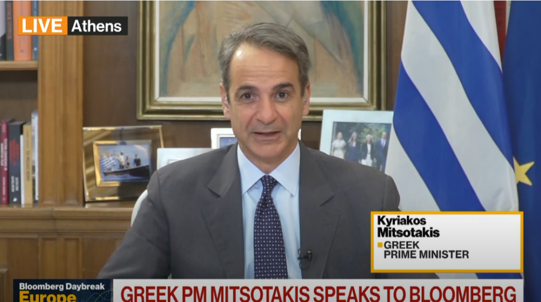 Ο Κυριάκος Μητσοτάκης μίλησε το πρωί της Τετάρτης στο Bloomberg από το γραφείο του στο Μέγαρο Μαξίμου