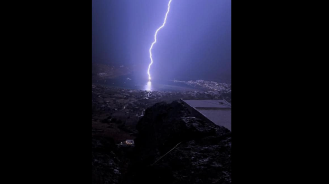 Σέριφος: Η στιγμή που κεραυνός χτυπά σκάφος 