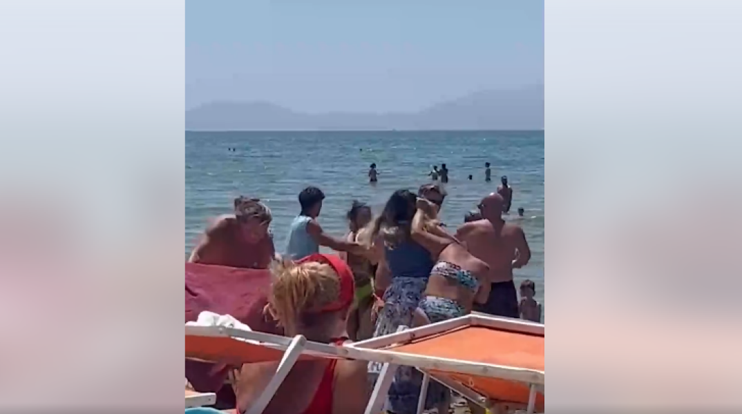 Ιταλία: Άγριο ξύλο σε παραλία για μία ξαπλώστρα