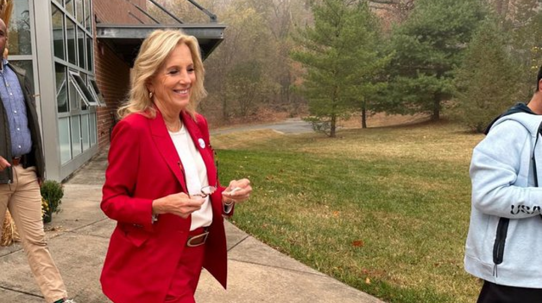 Εκλογές ΗΠΑ 2024: Στα κόκκινα η Τζιλ Μπάιντεν - Γιατί όλοι μιλούν σήμερα για το ντύσιμό της