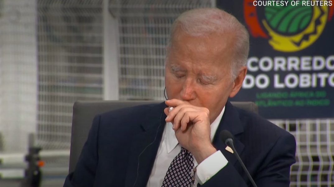 Ο Τζο Μπάιντεν ...ξεκούρασε τα μάτια του κατά τη διάρκεια διεθνούς διάσκεψης στην Αφρική