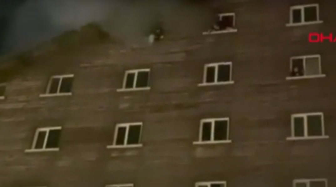 Τουρκία: Γονείς έριχναν τα παιδιά τους από τα παράθυρα για να γλιτώσουν από τη φωτιά στο ξενοδοχείο