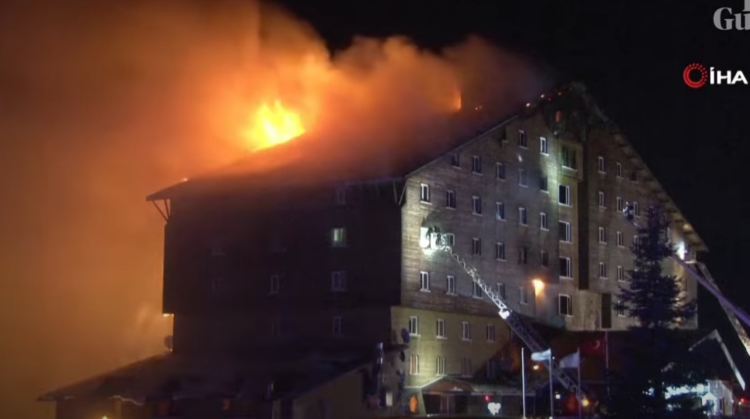 Στιγμιότυπο από τη φωτιά στο ξενοδοχείο στην Τουρκία 