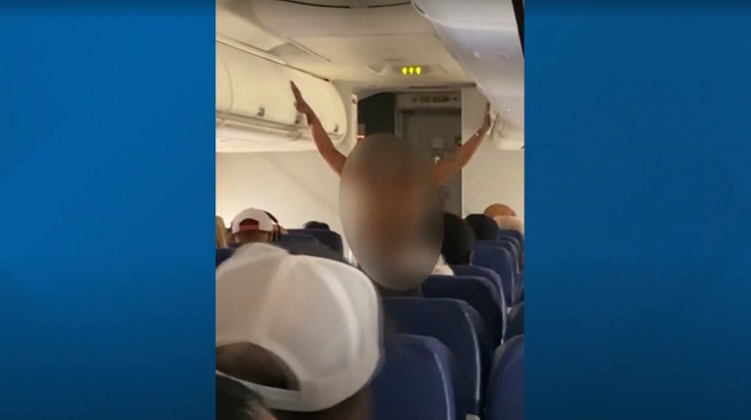 Επιβάτιδα σε κατάσταση αμόκ γδύθηκε και άρχισε να τρέχει στον διάδρομο αεροσκάφους πριν την απογείωση