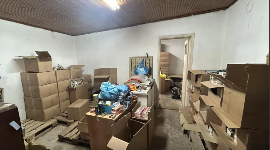 Δολοφονίες, προστασία, εκβιασμοί: Το εγκληματικό δίκτυο πίσω από το κύκλωμα λαθραίων τσιγάρων