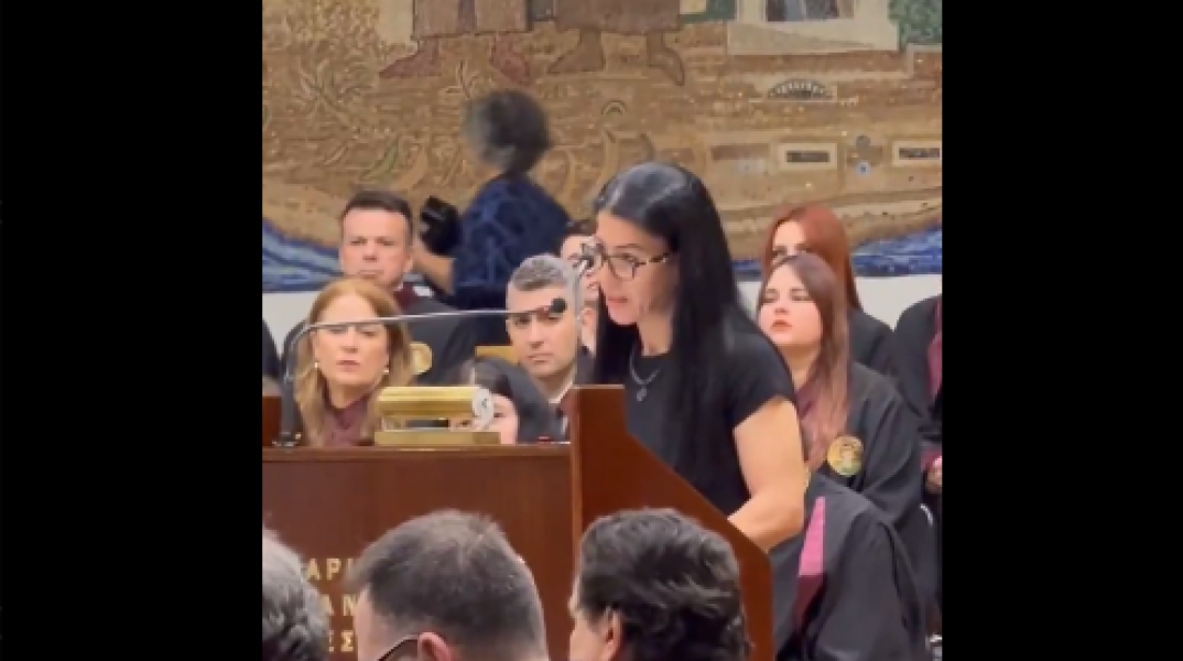 Η μητέρα της 23χρονης Κέλλυς Πορφυρίδου, που σκοτώθηκε στα Τέμπη, παρέλαβε το πτυχίο της κόρης της