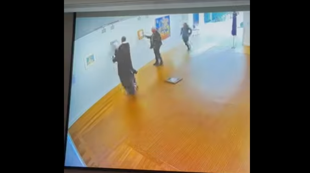 Εθνική Πινακοθήκη: Βίντεο ντοκουμέντο από τη στιγμή που ο Νίκος Παπαδόπουλος βανδαλίζει τα έργα τέχνης