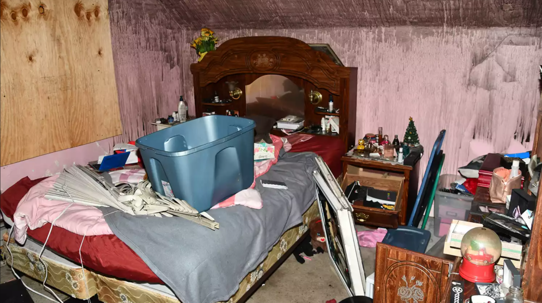 Εικόνες από την τρώγλη στην οποία μητέρα κρατούσε φυλακισμένο επί 20 χρόνια τον θετό γιο της