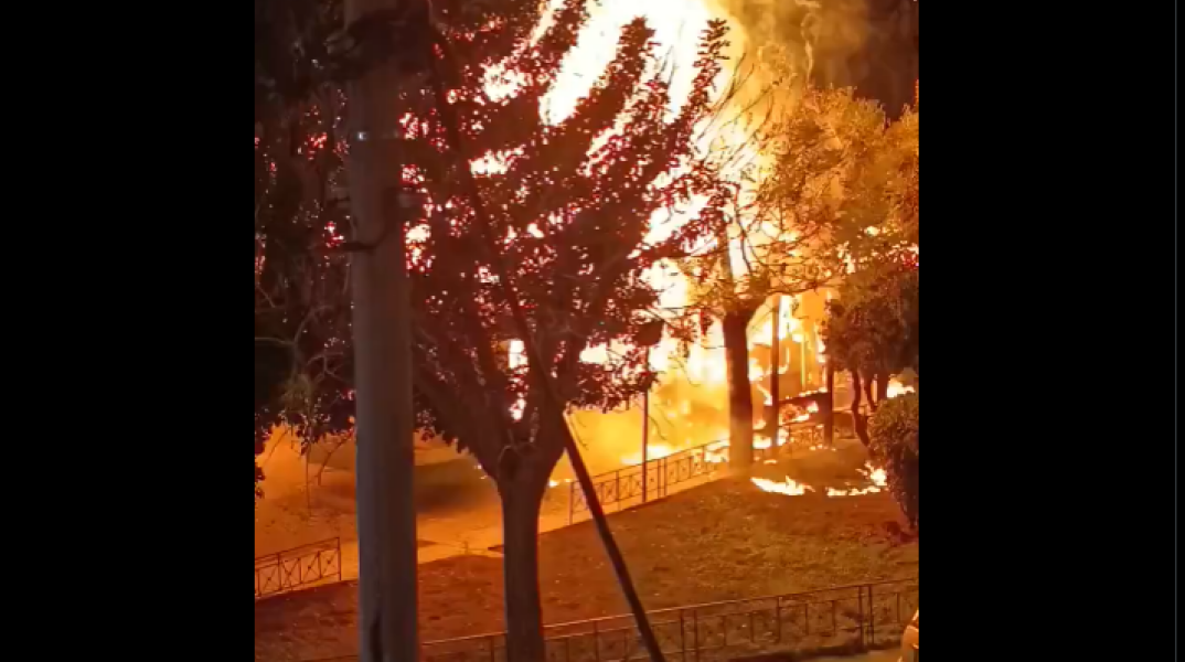 Φωτιά σε λεωφορείο στη Λιοσίων - Στις φλόγες και η στάση 