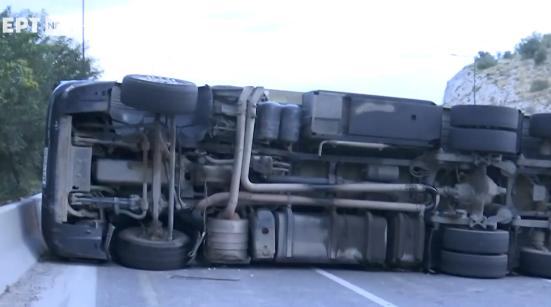 Ανατροπή νταλίκας στη Λεωφόρο Αθηνών – Διακοπή της κυκλοφορίας στο ρεύμα προς Αθήνα