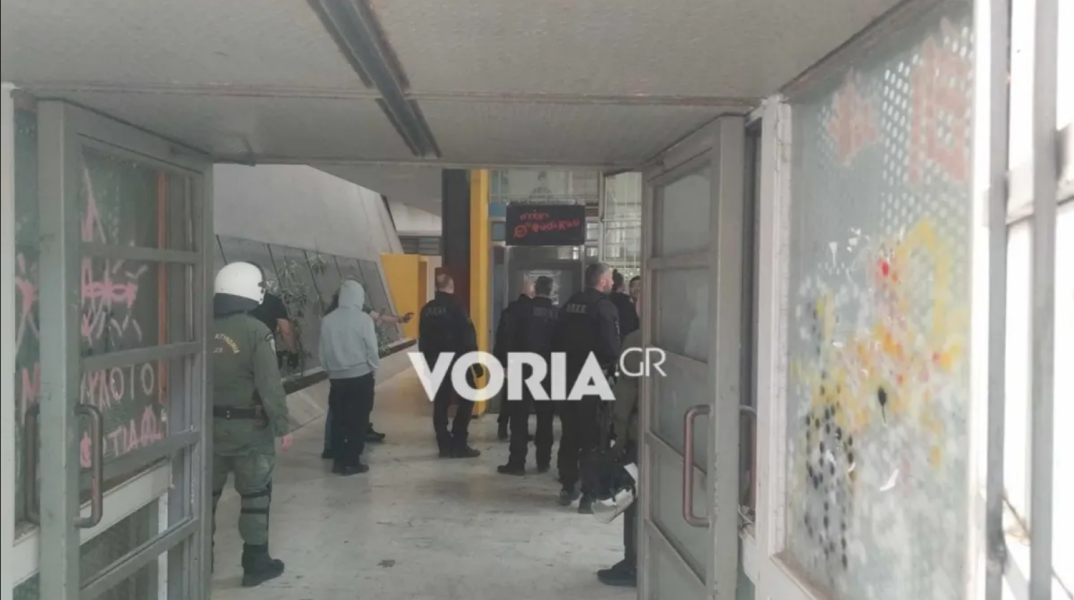 Ένταση στο ΑΠΘ: Η αστυνομία επιχειρεί εκκένωση μετά την ανακατάληψη στο Στέκι Φυσικού