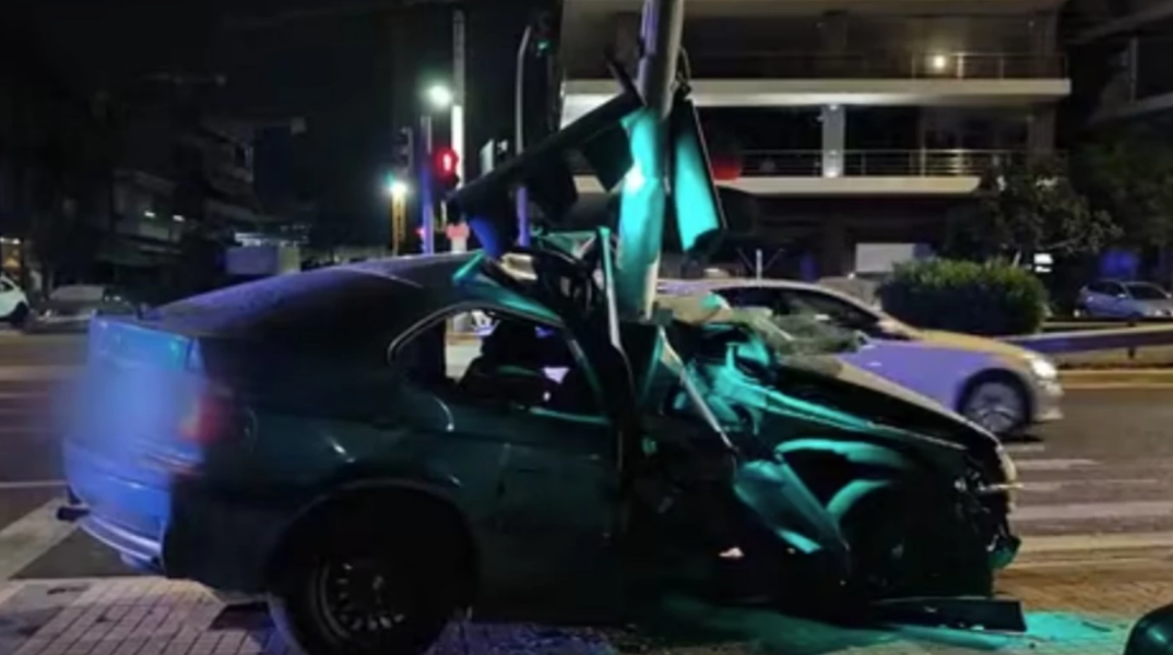 Αυτοκίνητο καρφώθηκε σε φανάρι