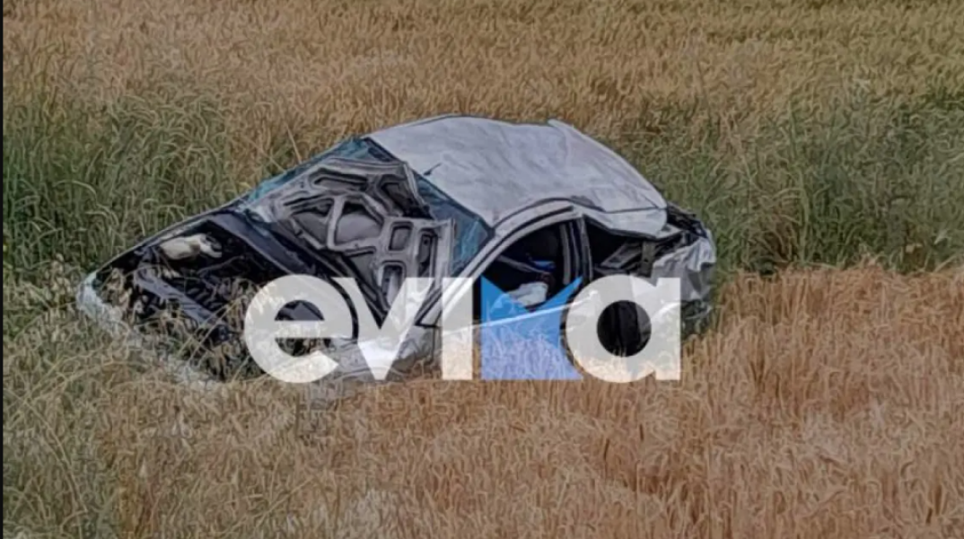 Σε χωράφι το όχημα