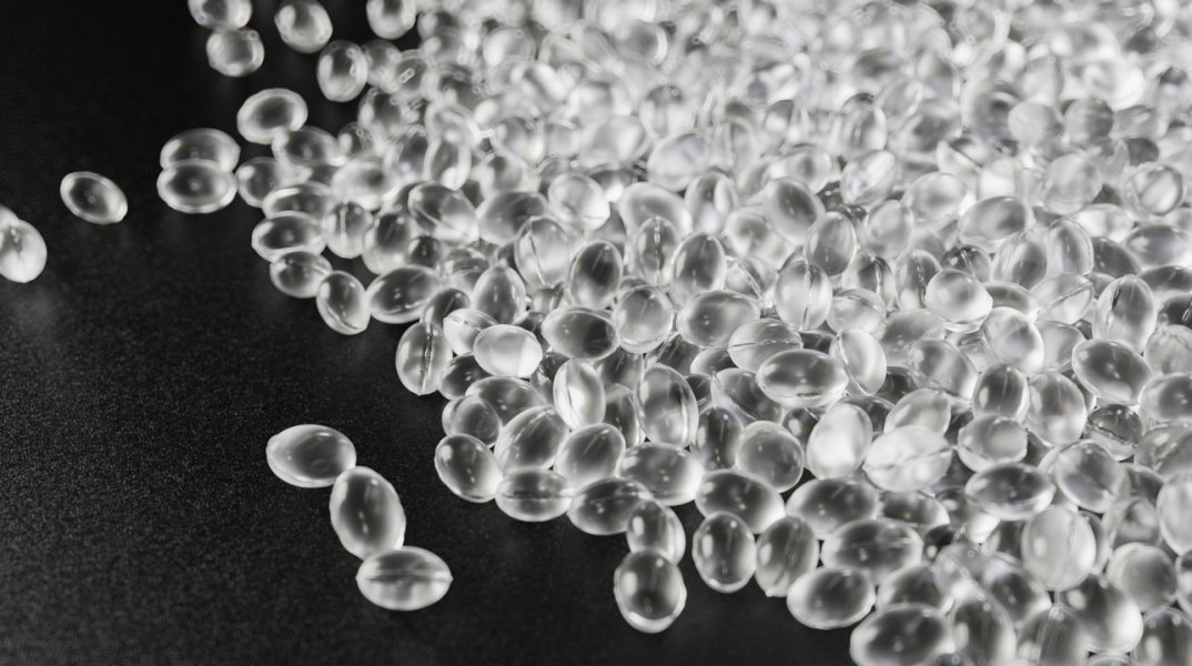 Τελικά τι γνωρίζουμε για τα μικροπλαστικά; Πώς εισχωρούν στο σώμα μας και τι κινδύνους κρύβουν