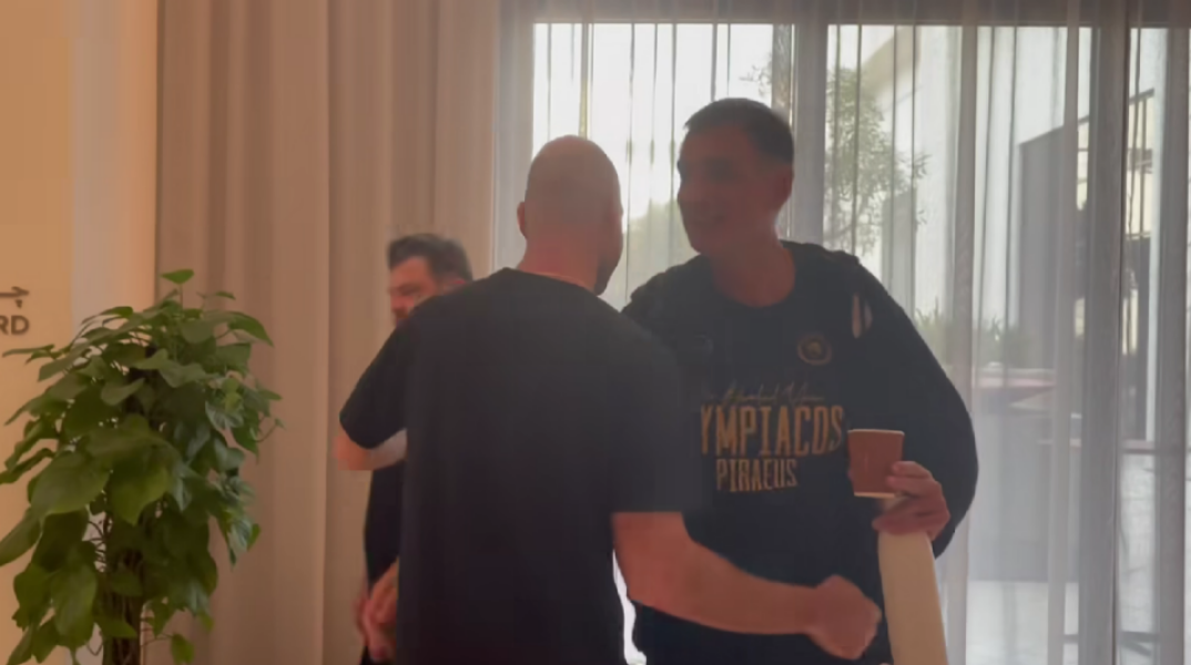 Final Four 2025: Η πρώτη συνάντηση Μπαρτζώκα με Σπανούλη στο ξενοδοχείο στο Άμπου Ντάμπι