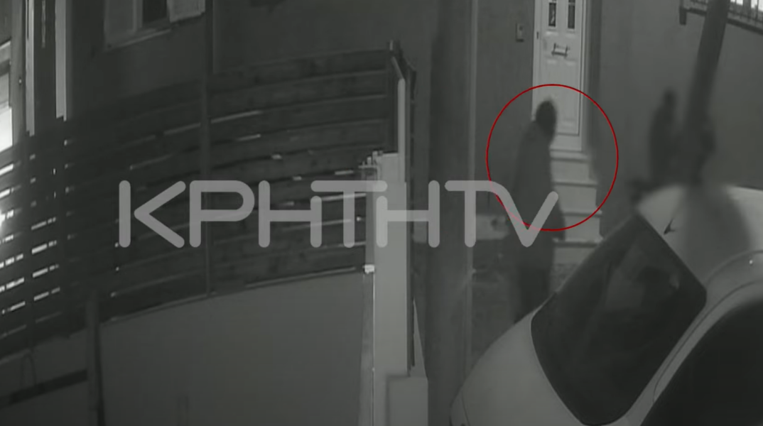 Ηράκλειο: Η στιγμή που η 32χρονη πετάει το μωρό στον κάδο απορριμμάτων