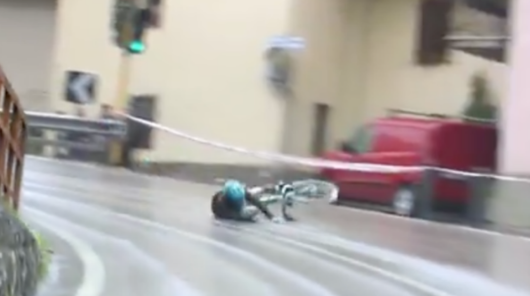 Ατύχημα για ποδηλάτη στον Γύρο της Ιταλίας - Έφυγε σε στροφή και έπεσε σε ρεματιά 15 μέτρων