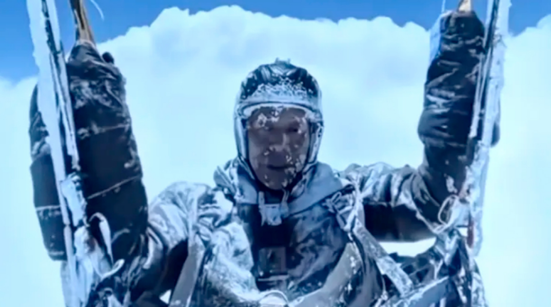 Αλεξιπτωτιστής πλαγιάς στην Κίνα παρασύρθηκε από τους ανέμους και σχεδόν πάγωσε σε υψόμετρο 8.000 μέτρων