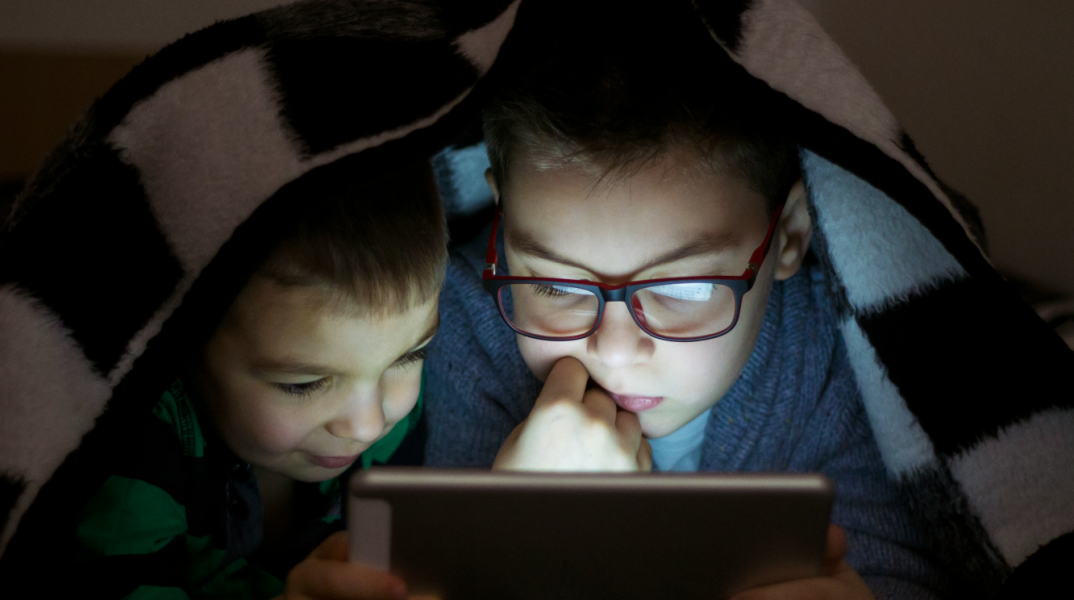 Ο κυβερνήτης του Τέξας υπογράφει νέο νόμο για την ασφάλεια των παιδιών στο διαδίκτυο