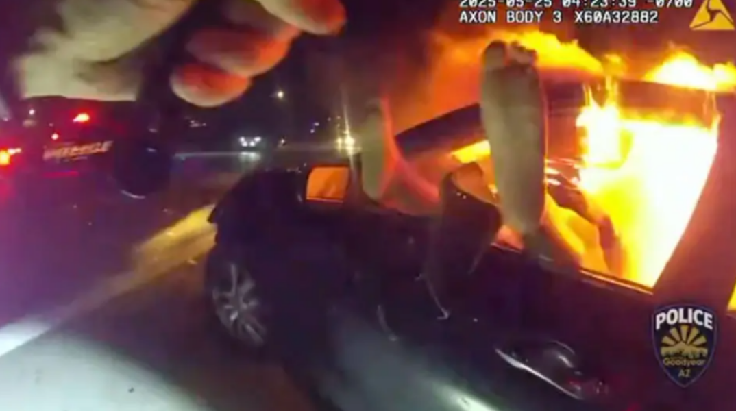 Αριζόνα: Αστυνομικός έσωσε κοπέλα από φλεγόμενο αυτοκίνητο 