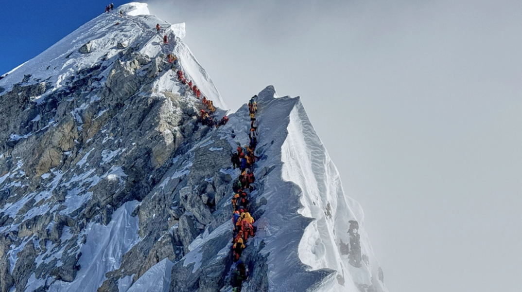 Έβερεστ: «Μποτιλιάρισμα» από ορειβάτες στον δρόμο για την κορυφή των 8.849 μέτρων